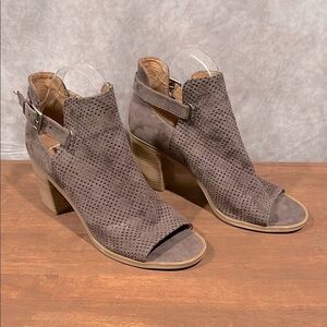 Universal Thread ankle boot heeled sandal with vegan suede perforated size 8